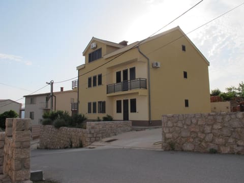 Property building, Facade/entrance, Area and facilities