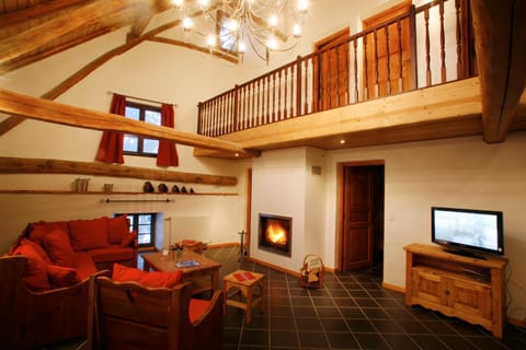 Staff, People, TV and multimedia, Living room, Lounge or bar, Other, Decorative detail, Seating area, Mountain view, Family