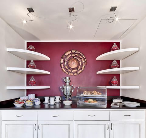 Restaurant/places to eat, Food and drinks, Area and facilities, Drinks