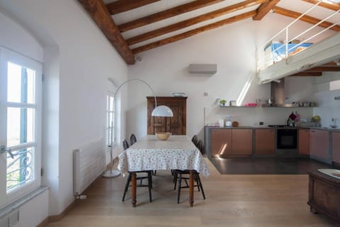 Kitchen or kitchenette, Seating area, Dining area