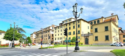 Property building, Restaurant/places to eat, Neighbourhood, City view, Street view