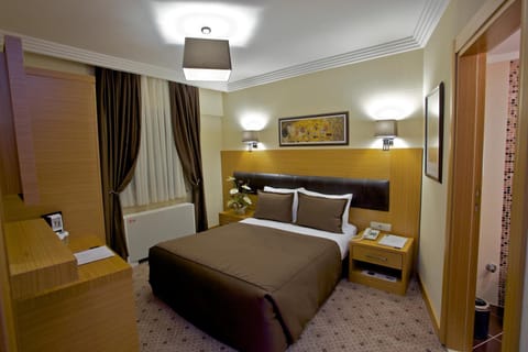 Photo of the whole room, Decorative detail, Bedroom, Alcoholic drinks, Non alcoholic drinks