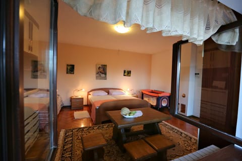 Bed, Living room, Seating area, Floor plan, Dining area, Bedroom, cot