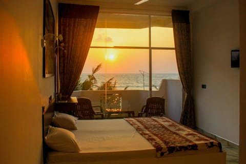 Bed, Natural landscape, Photo of the whole room, Seating area, Beach, Bedroom, Sea view, Sunset