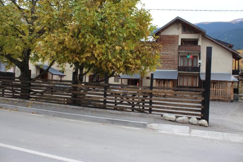 Property building, Facade/entrance, City view, Garden view