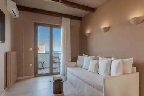 Natural landscape, TV and multimedia, Living room, Photo of the whole room, Seating area, Sea view, internet, air conditioner