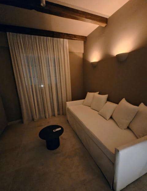 Photo of the whole room, Seating area