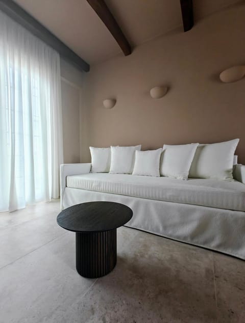 Photo of the whole room, Seating area