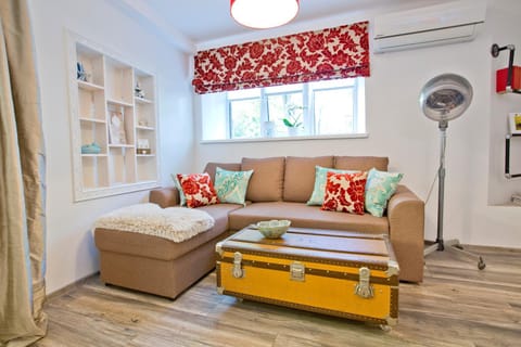 Bed, Living room