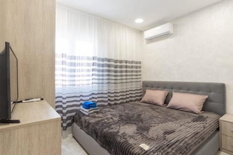 Bed, Photo of the whole room, Bedroom, air conditioner