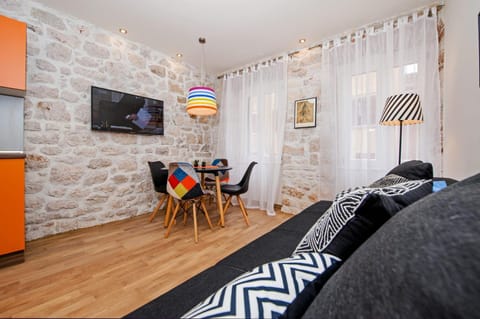 TV and multimedia, Living room, Seating area, Dining area