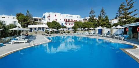 Property building, Day, Swimming pool, sunbed