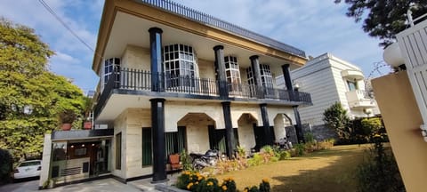 Facade/entrance, Garden, Seating area, Parking