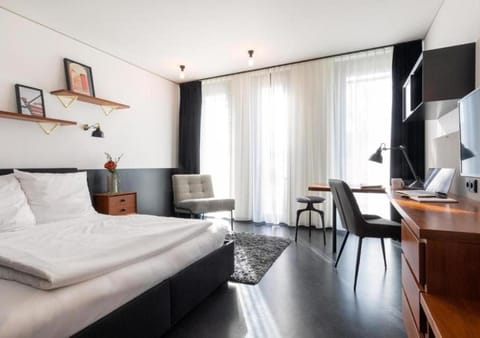 Bed, TV and multimedia, Seating area