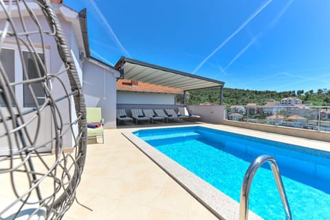Day, Swimming pool, sunbed