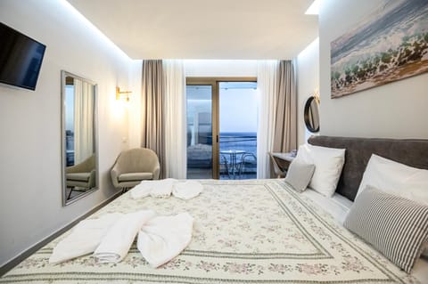 Bed, TV and multimedia, Photo of the whole room, Sea view