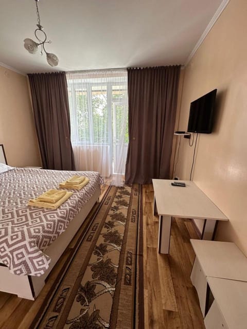 Bed, TV and multimedia, Photo of the whole room, Bedroom