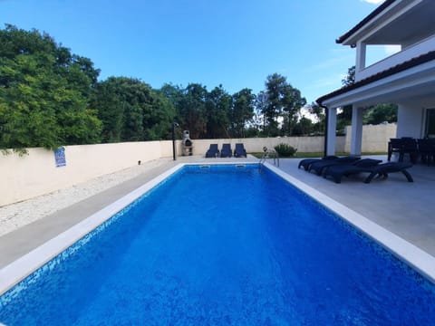 Property building, Balcony/Terrace, Pool view, Swimming pool, Swimming pool, sunbed