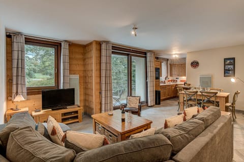 Communal lounge/ TV room, TV and multimedia, Living room, Seating area, Dining area, Evening entertainment