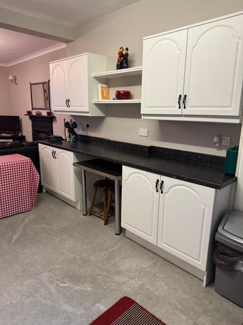 Kitchen or kitchenette, oven, pet friendly, stove