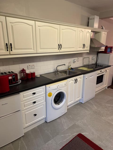 dishwasher, pet friendly, washing machine