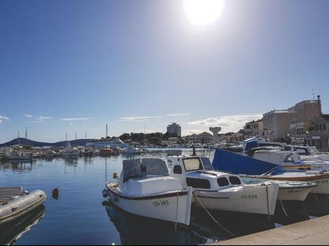 Restaurant/places to eat, Supermarket/grocery shop, Shopping Area