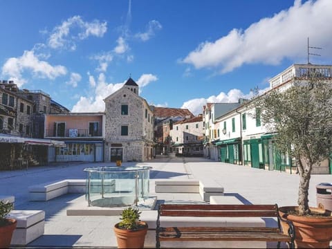 Restaurant/places to eat, Area and facilities