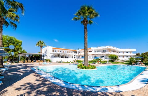 Property building, Garden, Swimming pool, Swimming pool