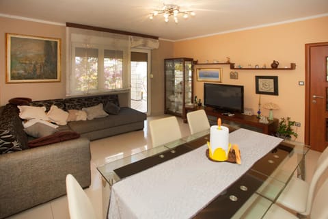 TV and multimedia, Kitchen or kitchenette, Living room, Seating area, Dining area, Area and facilities