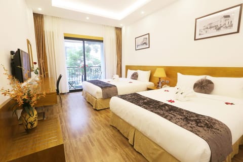 Bed, TV and multimedia, Photo of the whole room, Bedroom, towels