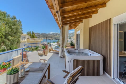Hot Tub, Balcony/Terrace, Dining area, sunbed