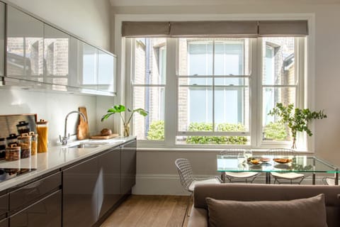 Kitchen or kitchenette, Food and drinks, Dining area