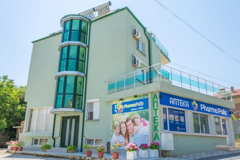 Facade/entrance