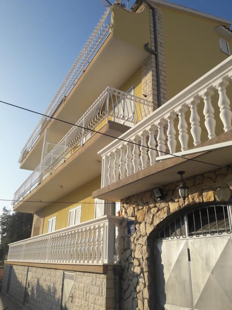 Property building, Patio, Facade/entrance, BBQ facilities, Fishing, Garden, Table tennis, View (from property/room), Balcony/Terrace, Animals, Garden view, Mountain view, Sea view, Street view, Area and facilities, Family