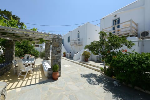 Property building, Patio, Facade/entrance, Day