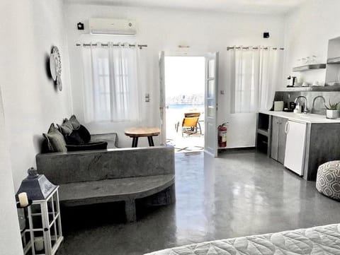 Kitchen or kitchenette, Living room, Seating area, Dining area, minibar