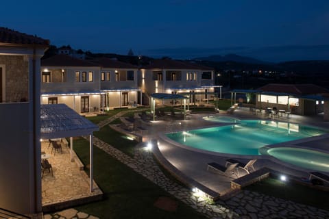 Property building, Garden, Swimming pool