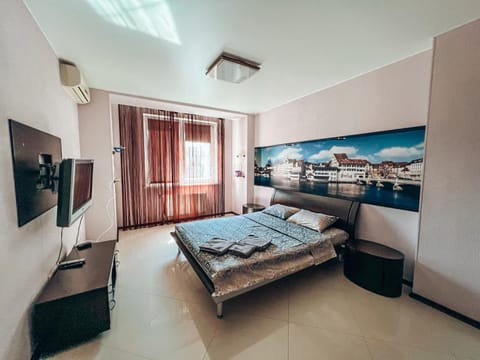 Bed, TV and multimedia, Photo of the whole room, Seating area, Bedroom, air conditioner