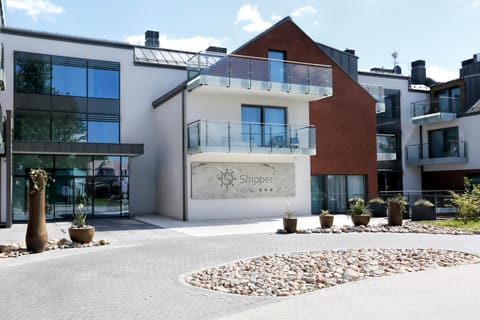 Facade/entrance, Spring