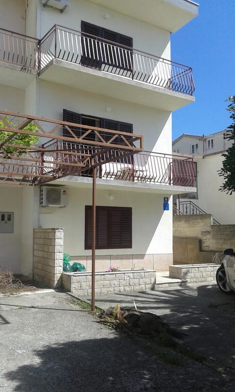 Property building, Facade/entrance, Spring, Off site, Day, Summer, Garden view, Sea view, Street view