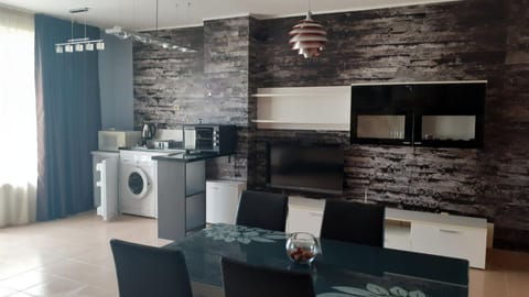 Coffee/tea facilities, Kitchen or kitchenette, Decorative detail, Dining area, On site, oven, washing machine