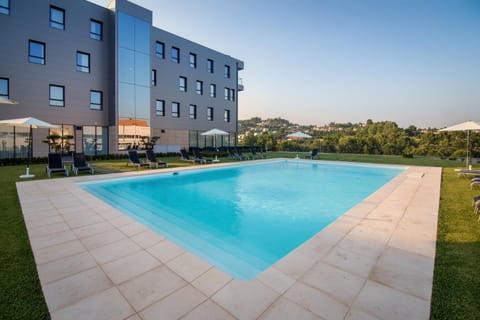 Property building, Day, Pool view, Swimming pool, Swimming pool, sunbed