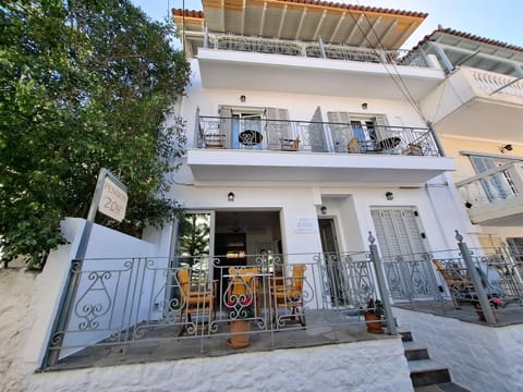 Property building, Facade/entrance, Day, Balcony/Terrace, Internal: Not applicable to any particular room