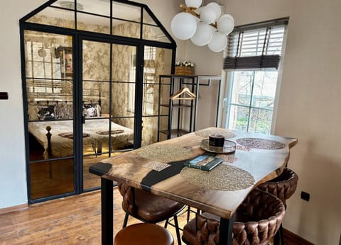 Bed, Living room, Photo of the whole room, Seating area, Dining area, Bedroom