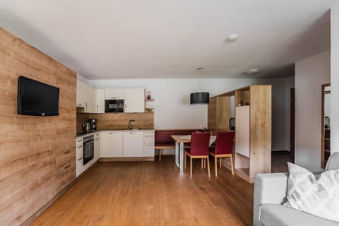 TV and multimedia, Kitchen or kitchenette, Dining area, oven, stove