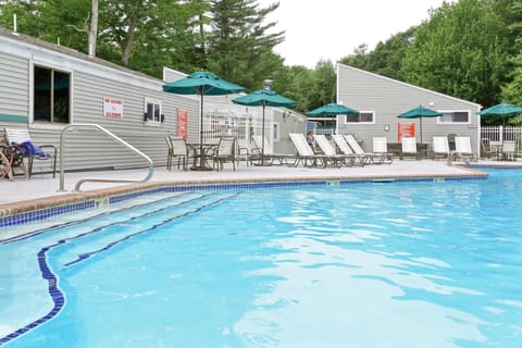 Swimming pool, sunbed