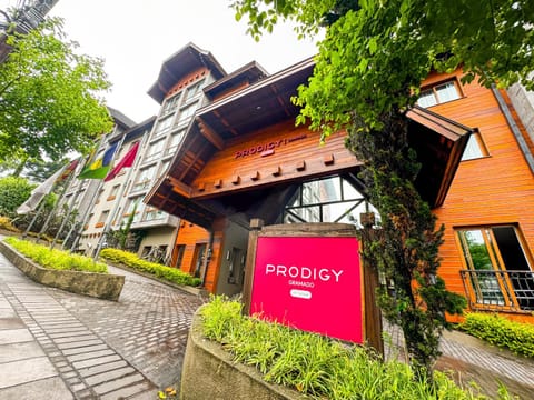 Property building, Day, Property logo or sign, Logo/Certificate/Sign, Street view