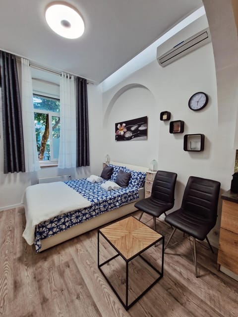 Bed, Seating area, internet, air conditioner