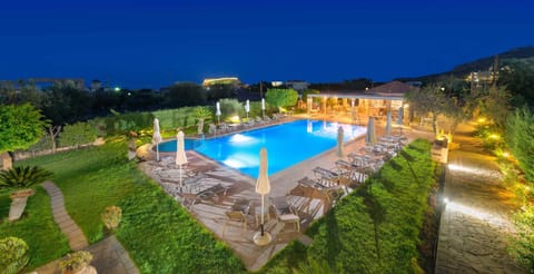 Nearby landmark, Garden, Lounge or bar, Food and drinks, Swimming pool
