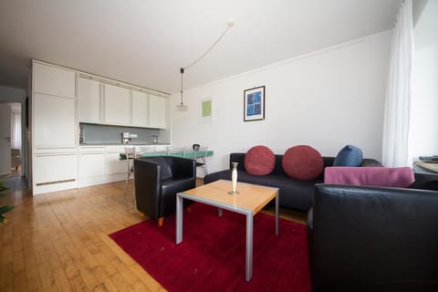 Kitchen or kitchenette, Living room, Seating area, Dining area